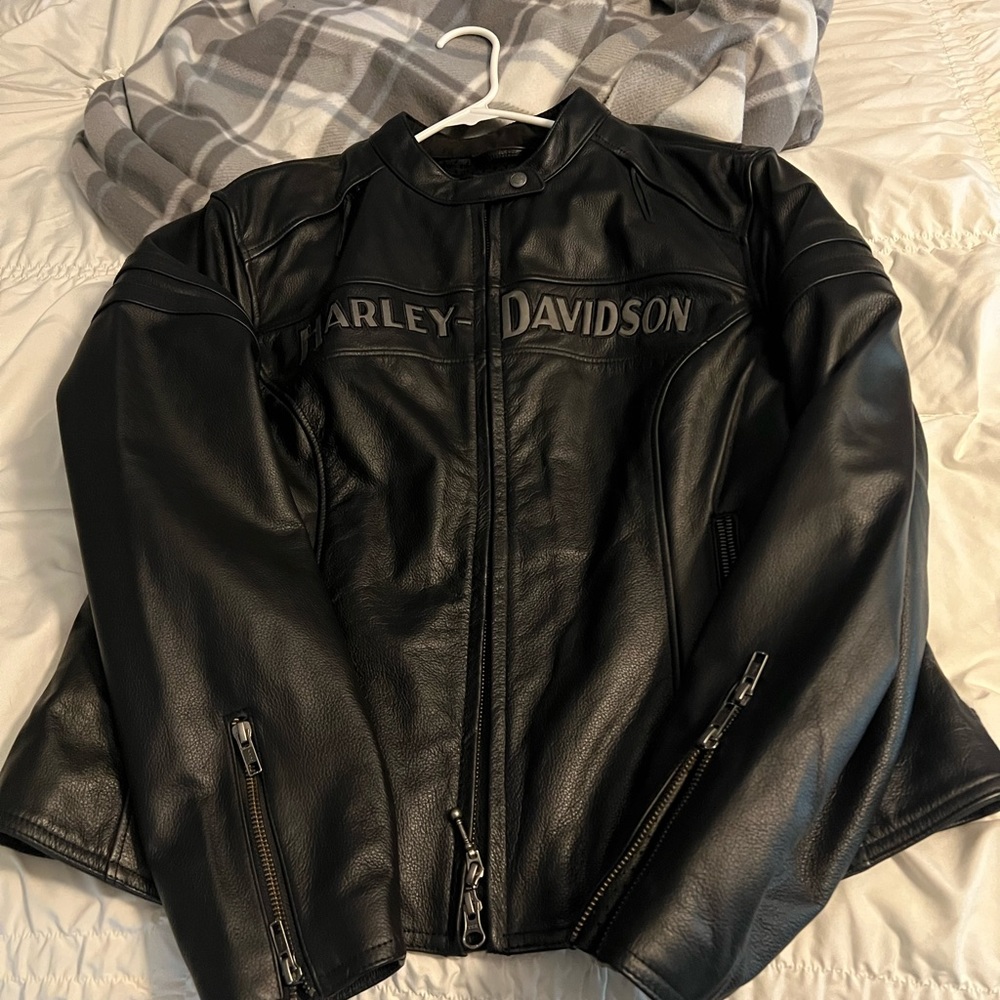 Women’s Harley Davidson Leather Jacket $300 Size XL petite.  NWOT